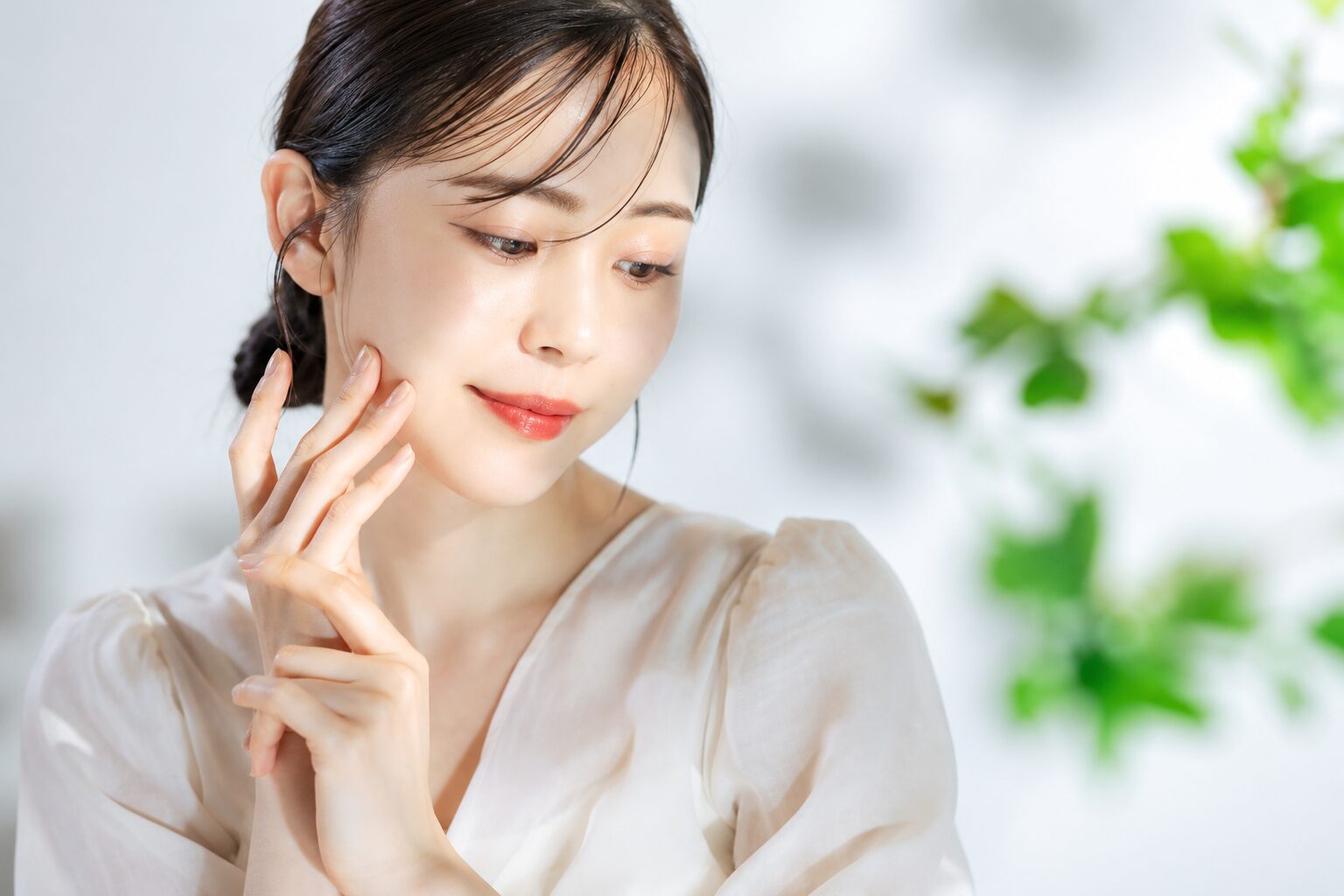 季節の変わり目の肌悩みに悩む女性