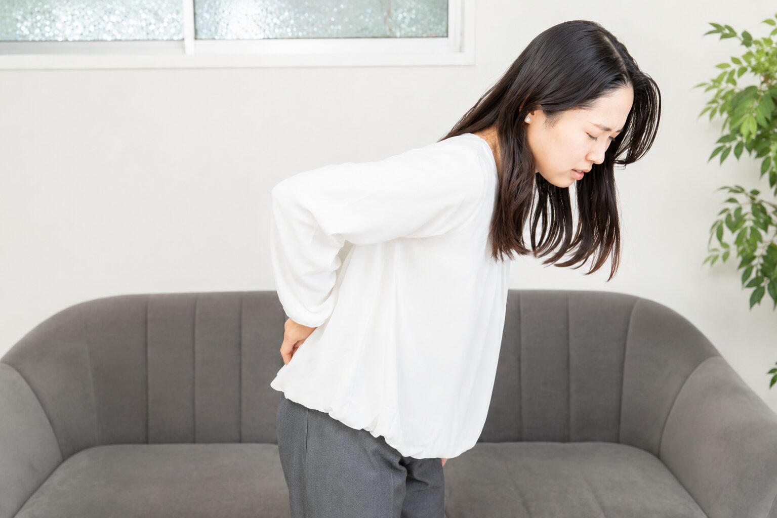 出産後の腰痛に悩む女性
