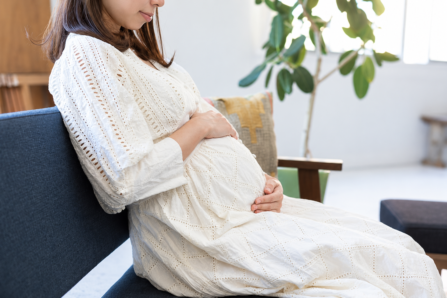妊娠中の腰痛について相談する女性