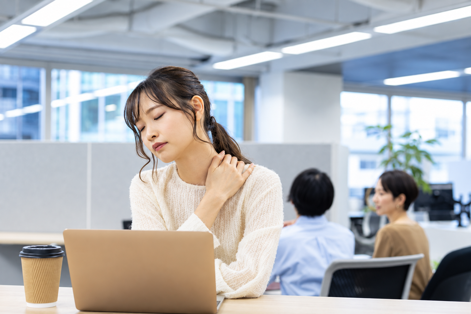 PMSと月経前症候群に悩む女性