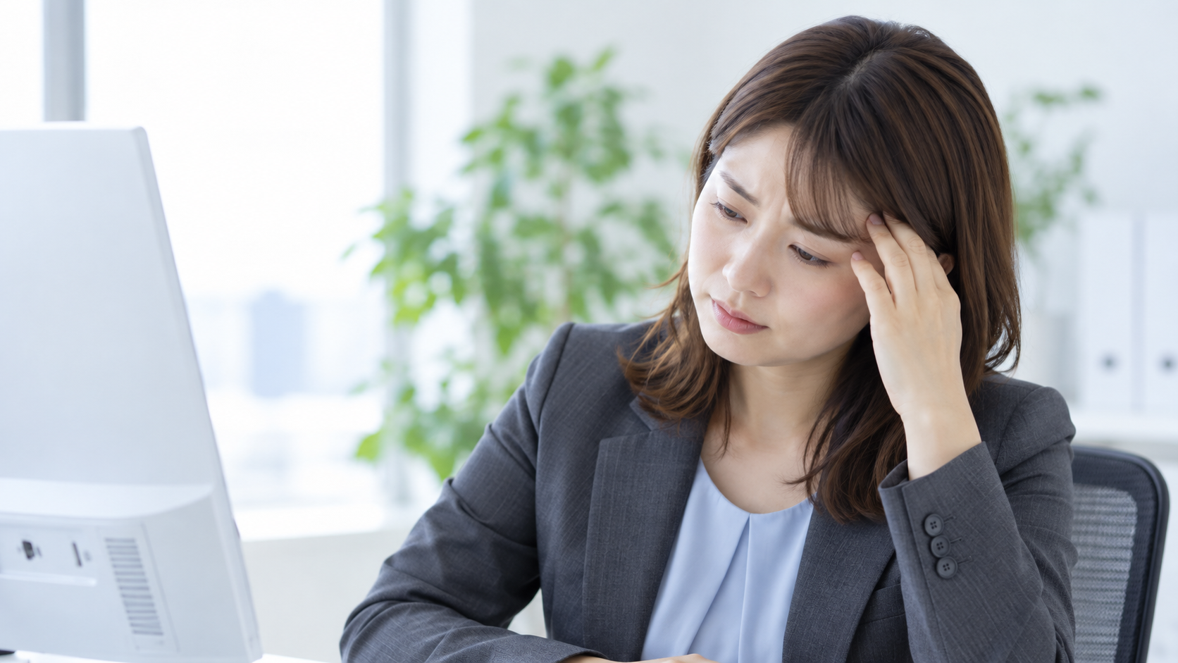 PMSによる月経前の不調に悩む女性
